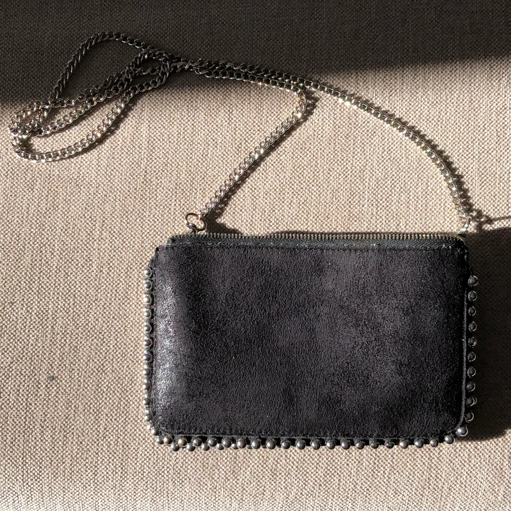 Fin svart liten väska från Zara med silvrig kedja✨. Väskor.