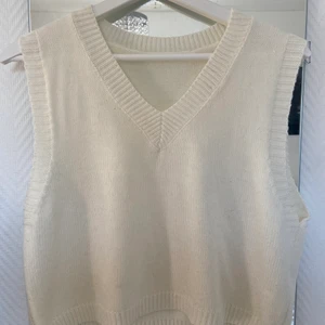 Vit väst - Skitsnygg vit trenig väst, kommer inte till användning. Köpare betalar frakt! 🥰
