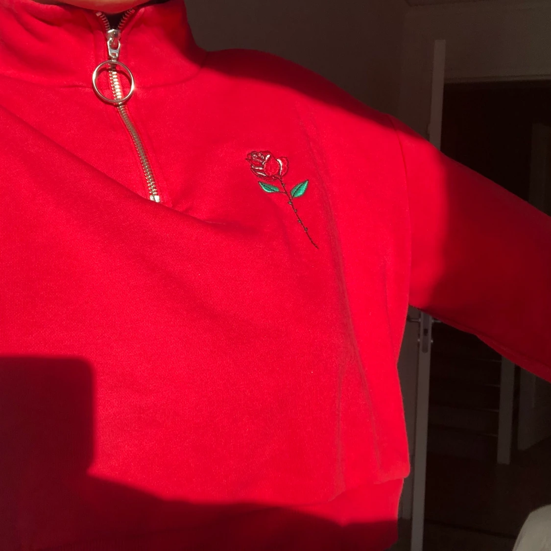 Röd sweatshirt med en ros - 90