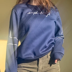 En fin sweatshirt - Denna tröja är i en superfin marinblå färg! Materialet är jättemjukt och lent! Det står ”simple things” med skrivstil. Den passar mig som är storlek S men passar även XS. Köparen står för frakten!