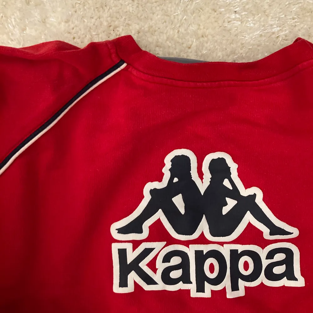 Säljer mina röda sweatshirt från Kappa! Den är köpt secondhand men är i toppskick, jag säljer den pga att jag har växt ur den🤧 Köparen står för fraken!. Tröjor & Koftor.