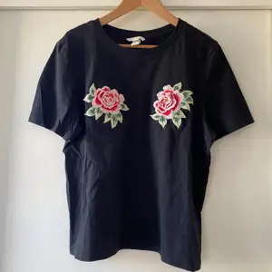 T-shirt H&M med broderade blommor. **ev frakt ingår i priset!