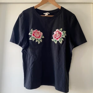 T-shirt - T-shirt H&M med broderade blommor. **ev frakt ingår i priset!