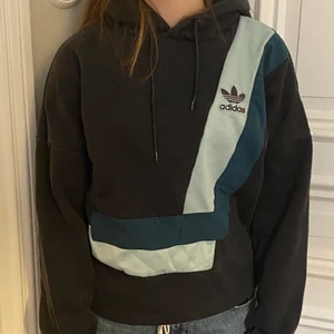Adidas hoodie - Adidas hoddie från foot locker i USA. Storlek S. Modellen på bilden är 160 cm. Bra skick, sällan använd. Köpare står för frakt. Om många är intresserade buda i kommentarerna. 