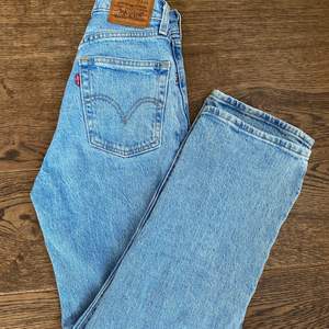 Fina Levis jeans, köpa här på Plick i nyskick men satt tyvärr inte så bra på mig som är väldigt kort! Storlek 23/27! Skriv vid frågor🥰