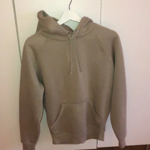 Beige bikbok hoodie  - Fin hoodie från bikbok i bra skick! Hör av er vid frågor eller intresse❤️❤️ pris kan diskuteras