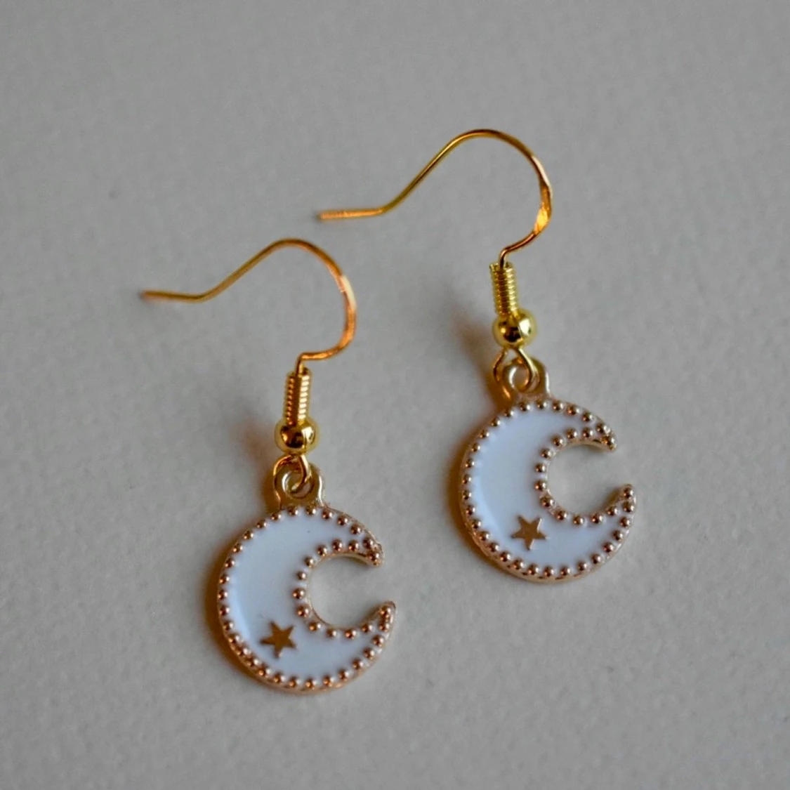 Örhängen med vita månar - 90