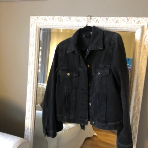 Svart jeans jacka - Jeans jacka från Hm i bra skick. Säljer då kan inte längre kommer till användning