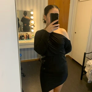 Svart kort klänning storlek XS - Svart one shoulder klänning med fina detaljer. Klänningen är endast använd en gång i några timmar och är i mycket bra skick, mycket skönt stretchigt material. 🌸 