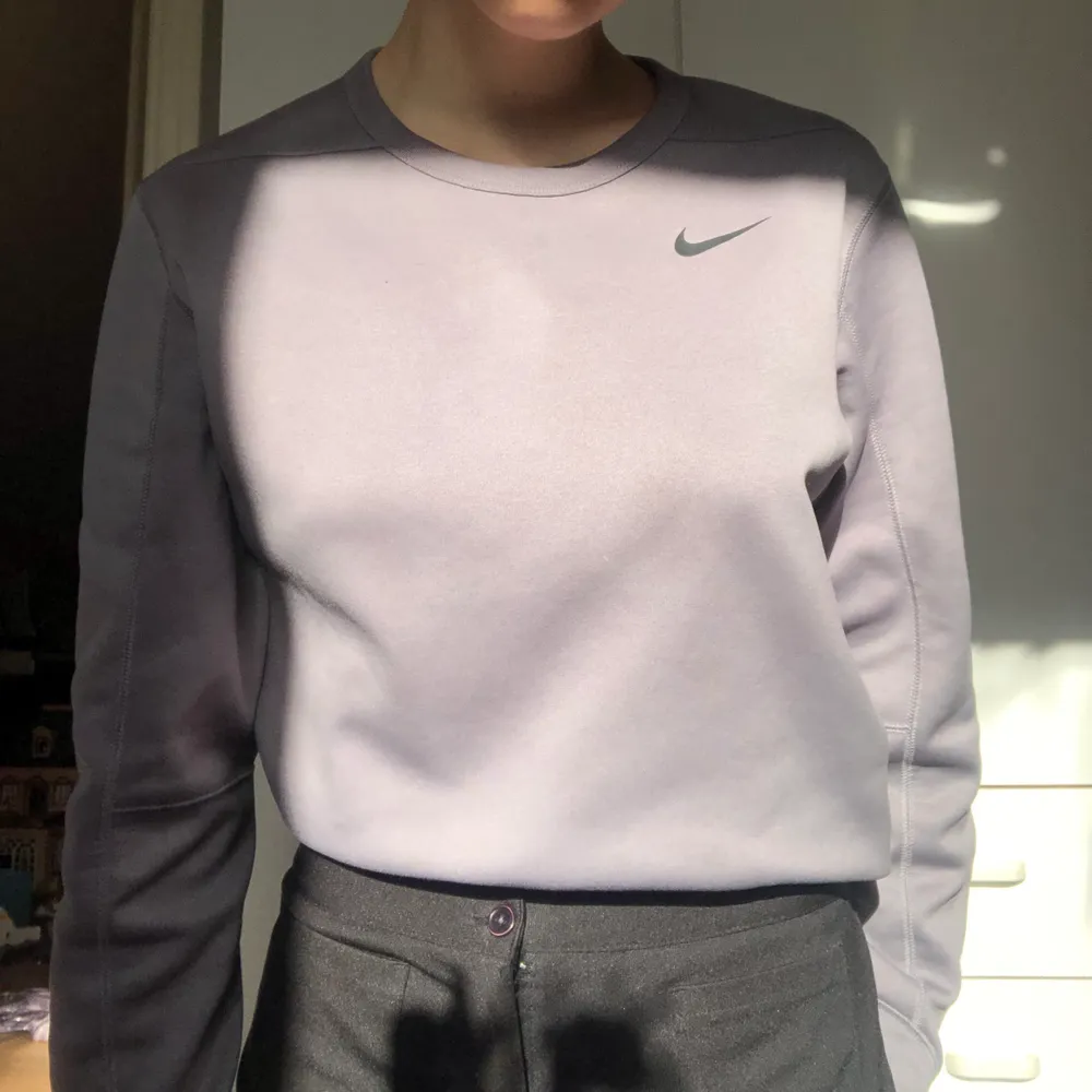 INTRESSEKOLL på jätteskön Nike sweatshirt i strl m! 🥺🥺 Den är äkta, färgen är grå/lila det är en ”sport tröja” men jag använder den till vardags! Den har en jättesnygg boxy fit. Säljer endast vid bra bud. Har vikt upp den på bilderna!. Hoodies.