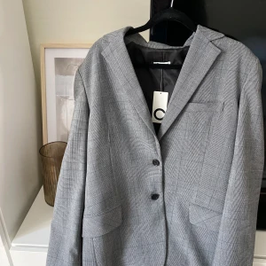 Oanvänd  kavaj  - Helt oanvänd kavaj från Cubus (se mer info på 2:a bilden)           Pris: 300kr- prislappen kavar och ny pris 699!  🤎🤍             Fungerar även för mindre storlek men då som oversized 😊