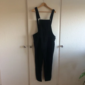 Monki hängselbyxor M - Ett par hängselbyxor från Monki i storlek medium men de är stora i storleken