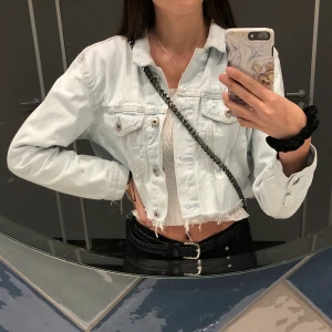  Croppad jeansjacka - Säljer nu min jeansjacka från Lager 157 som jag har klippt själv:) jätte snygg och väldigt bekväm! Skulle säga att det är en S/M i storleken! Skriv för fler bilder🥰❣️