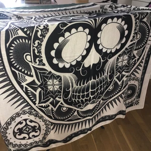 Döskalle sjal - Fin stor döskalle sjal ifrån H&M. Aldrig använd så i nyskick! 