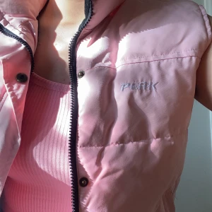 LJUSROSA VÄSTA PEAK PERFORMANCE - Assnygg ljusrosa väst från Peak Performance! Buda från 200kr! Frakt på 66kr tillkommer 💗💗💗 BUDGIVNING AVSLUTAS TORSDAG 20:00 !!!