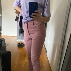 Manchesterbyxor  - Säljer mina fina rosa manchesterbyxor. Perfekta nu till våren. Säljer då jag anser de är aningen korta i längden på mig som är 172 lång. Såklart en smaksak! 💖 byxorna är högmidjade. köparen står för frakten 📦 