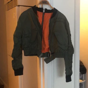 Bomberjacka från Zara - Köpt på Zara för några år sedan. Är i en kort modell i storlek xs. Nypris 800kr
