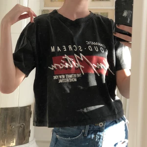 T-shirt med tryck - Mörkgrå t-shirt med tryck. Den är liksom lite oversized med ändå kort 