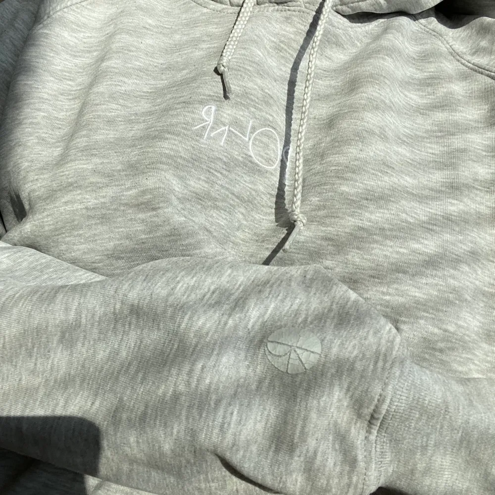 Grå hoodie från märket Polar i strl M | använd men bra skick | nypris 999kr | bud börjar vid 600 | minsta budökning 30kr | frakt tillkommer. Hoodies.