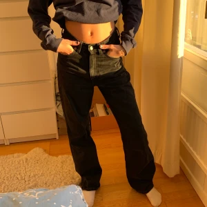 Weekday jeans - Svarta weekday jeans i storlek 24/30 men dom är lite stora i storleken så skulle säga att folk med storlek 25 eller 26 även kan ha dom. Nästan aldrig använde, nyskick 