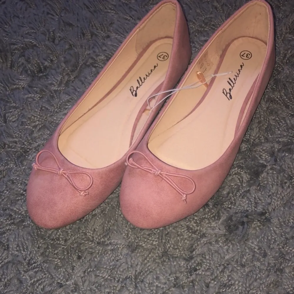 Jättesöta smutsrosa ballerinaskor i storlek 37🥰 Snöret är kvar mellan skorna för har aldrig använt dem eftersom de är för stora till mig💓 Alltså är skorna helt nya🥰 Perfekt sommar/vårskor🎀. Skor.