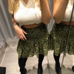 Smockad volang kjol - Söt kjol som inte kommer till användning längre! Strl S 🤠