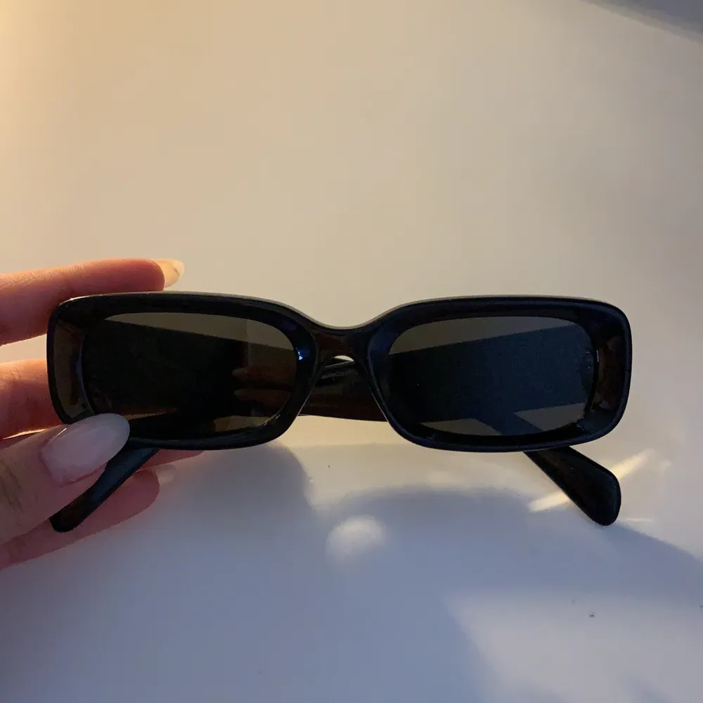 Enkla svarta solglasögon som passar perfekt nu ute i vårsolen!💘 Köpta på glitter i bra skick, säljer för 50kr eller bud. Kan mötas upp eller skicka (+frakt då!)💘 HÖGSTA BUD JUST NU: 60kr. Övrigt.