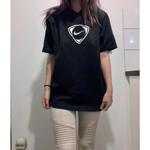 Svart Nike tröja  - Svart Nike tröja, fint skick. Köparen står för frakten eller möts i Halmstad 