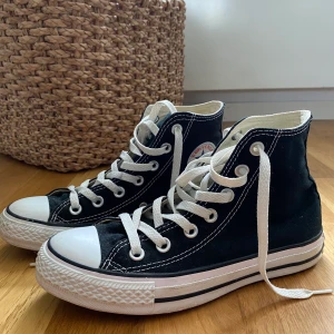 Svarta converse - Höga svarta converse i storlek 36. Använda ett fåtal gånger och är i bra skick!