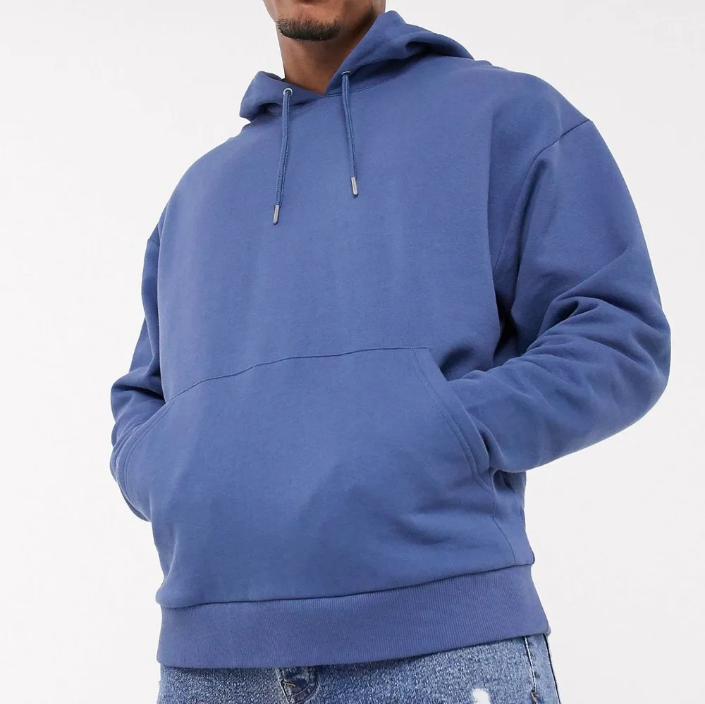 Säljer denna fina blåa hoodie från ASOS mansavdelning. Den är i strl XS men den är oversized på mig som oftast brukar ha xs/s. Har inte använt den en endaste gång så den är i toppenskick. . Hoodies.
