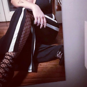 Festbyxor med rand  - Har varit en stor favorit, skitcoola till fest! Storlek 40 passar mig med 42/44 men sitter lite tightare då. Skorna på bild är också till salu!!!!