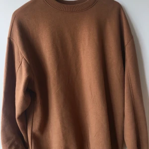 Oversized brun sweatshirt - Brun oversized sweatshirt från bherska som faller väldigt fint. Säljer endast för jag inte tycker jag passar i denna färgen då den såg lite annorlunda ut på hemsidan. Själva modellen älskar jag! Sjukt mysig att ha på sig. Endast provad på bilden. 
