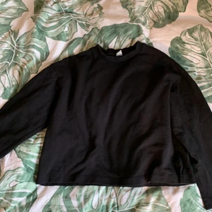 Tröja i storlek S - Den här har jag använt en del men den är i fint skick förutom att kragen är lite slapp. Den är stor i passformen pga av stilen så passar även för M.