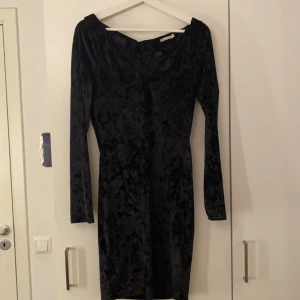 Klänning  - En klänning ifrån Nelly. Aldrig andvänd i storlek M