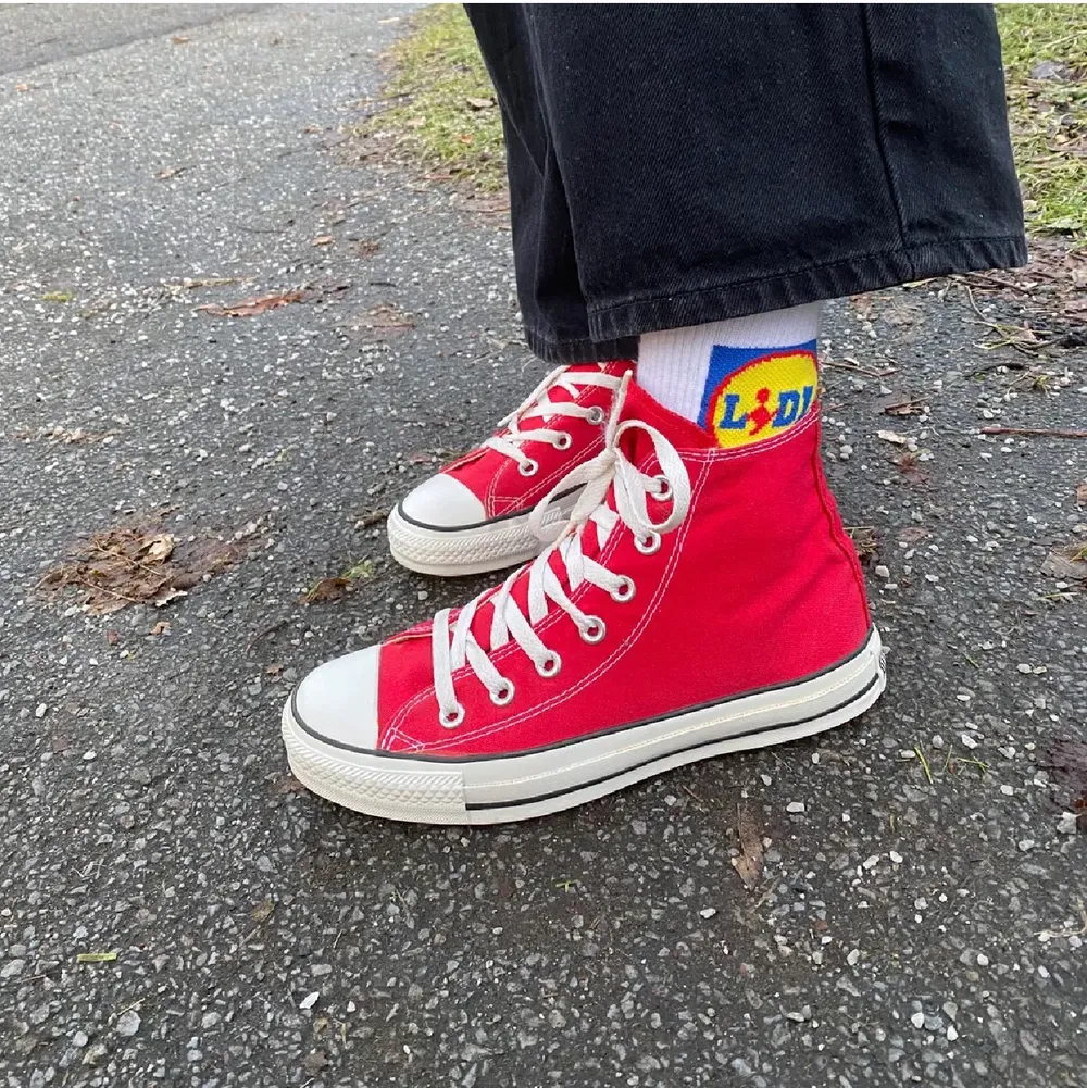 😍 Säljer mina röda converse i storlek 38, använt men bra skick! Har en liten reva på vänster sko, men den syns knappt. Använda bara under några veckor 😍 (Skriv för fler bilder eller frågor). Skor.