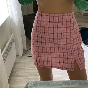 Rosa rutig kjol💞💕 - Rosa rutig kjol från SHEIN. Sååå fin och trendig i strl S. Säljer pga för stor i midjan på mig💗