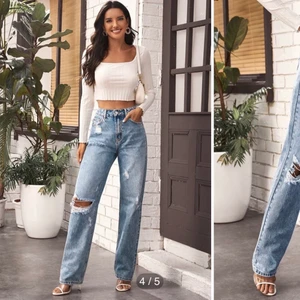 Jeans  - Säljer dessa skitsnygga jeansen, har alldeles för många kläder därav säljer jag dessa. Helt OANVÄNDA. Storlek 34/XS, passar 34-36 skulle jag nog säga🦋 Utgångspris 199kr, buda. Högst bud vinner