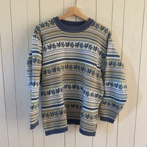 Stickad tröja i snyggt mönster - En stickad tröja med snygg passform och klassiskt mönster. Storlek: L men passar även till S/M om man vill ha den oversized. Vintage. Originalpris: 700kr. Frakt ingår!