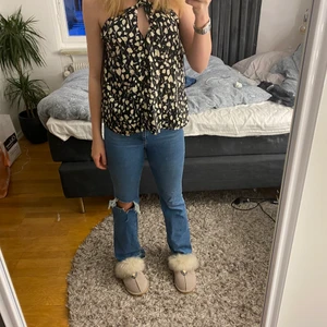 Levis jeans - Fina levis jeans, med ett hål på ena knät💖 Är i princip nya och super fräscha. 