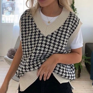 Stickad väst - Jättefin väst att ha över en tröja! Superfin kvalité även fast den är från shein!! En mer oversized fit<3 använd fåtal gånger (lånad första bild)