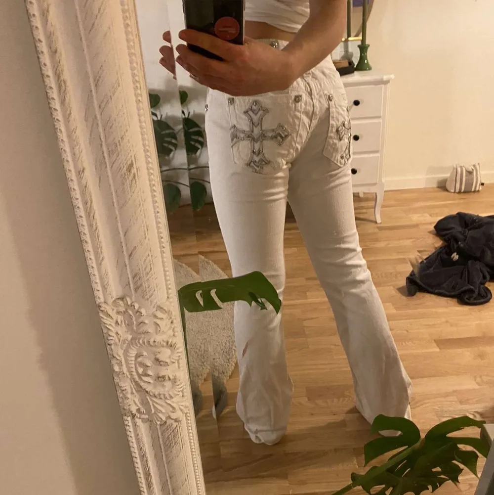 Vita jeans med lågmidja och mönster på bakfickorna samt lite utsvängda nertill🤍🤍 De är från MissMe i Strl 28🤍. Jeans & Byxor.