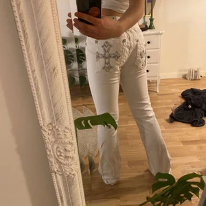Vita lågmidjade jeans🤍 - Vita jeans med lågmidja och mönster på bakfickorna samt lite utsvängda nertill🤍🤍 De är från MissMe i Strl 28🤍