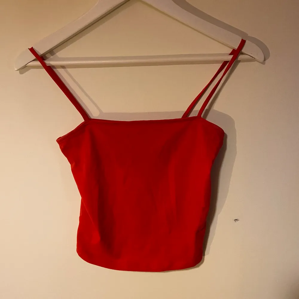 Kort rött linne med tunna band från hm❤️  Strl XS, för liten för mig❤️. Toppar.