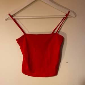 Kort rött linne med tunna band från hm❤️  Strl XS, för liten för mig❤️