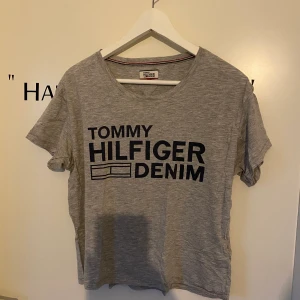 Tommy Hilfiger t-shirt - Du betalar frakt (45kr) ☺️