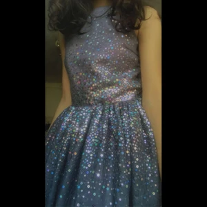Glittrig klänning ✨ - Är 153 cm & klänngingen går ner till knäna på mig, aldrig använd, nytt skikt. Vi kan diskutera priset