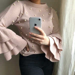 Pärlas stickad tröja Zara stl 38 - En söt stickad tröja från Zara! Knappt använd så plagget är i mycket bra skick! Kan mötas upp i Stockholm alternativt frakta (frakt ingår i priset) 🌸