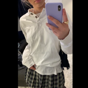 Tröja med knappar - Monki tröja i strl M, jättesnygg passar till allt. Använd en gång 🤗