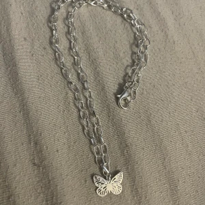 Halsband med fjäril - Halsband med fjäril, inte äkta silver. Frakt på 12kr tillkommer. 💕