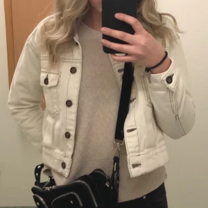 Jacka från zara  - Jacka från zara. Använd en sommar. Storlek S 